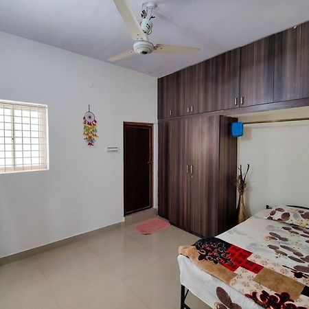 Comfy 2-Bedroom House In Sanjaynagar, Bengaluru Экстерьер фото