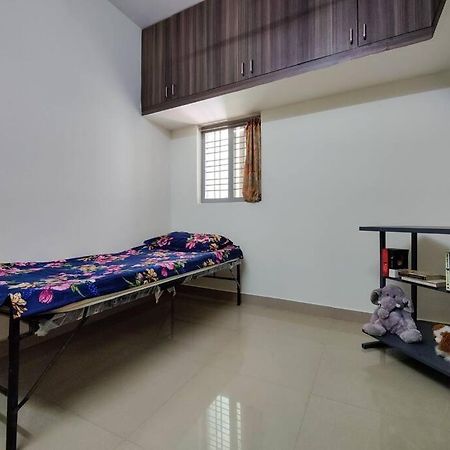 Comfy 2-Bedroom House In Sanjaynagar, Bengaluru Экстерьер фото