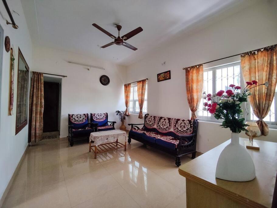 Comfy 2-Bedroom House In Sanjaynagar, Bengaluru Экстерьер фото