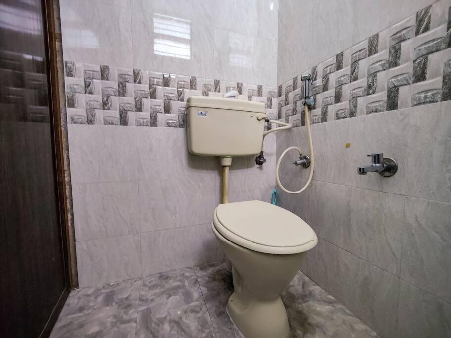Comfy 2-Bedroom House In Sanjaynagar, Bengaluru Экстерьер фото