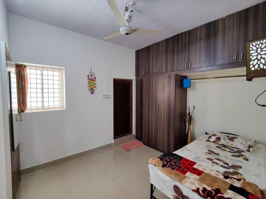 Comfy 2-Bedroom House In Sanjaynagar, Bengaluru Экстерьер фото