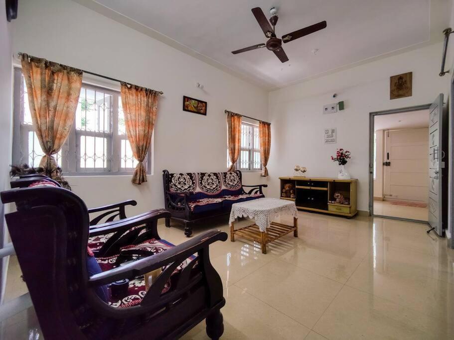 Comfy 2-Bedroom House In Sanjaynagar, Bengaluru Экстерьер фото