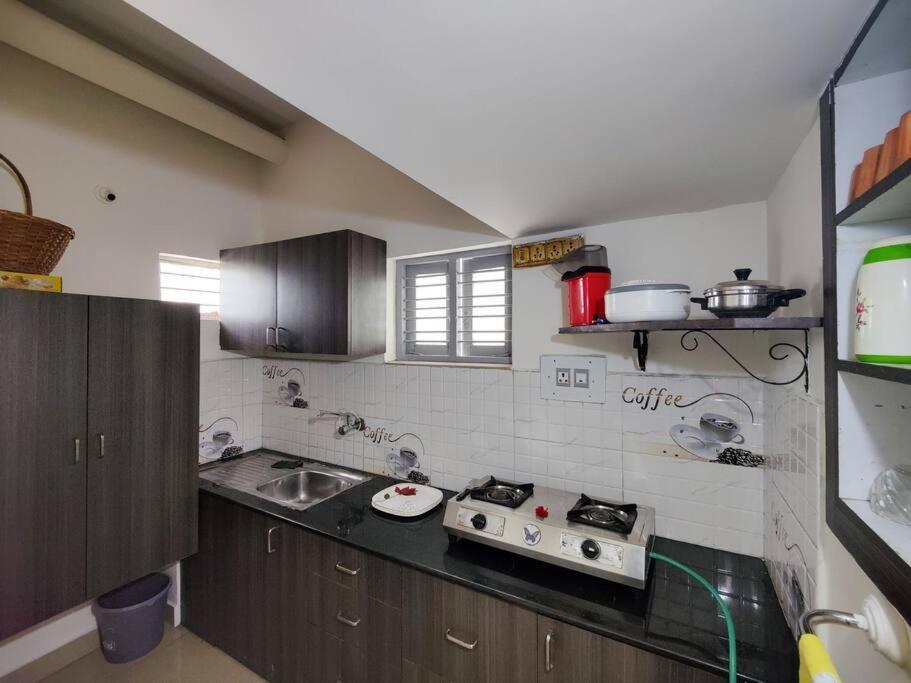 Comfy 2-Bedroom House In Sanjaynagar, Bengaluru Экстерьер фото
