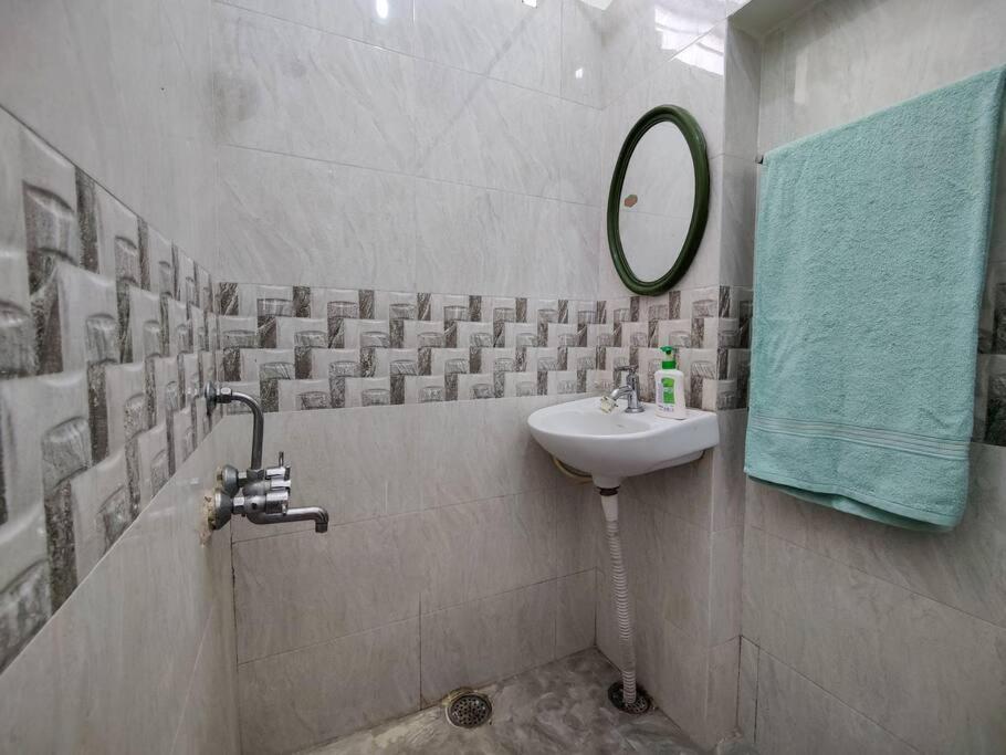 Comfy 2-Bedroom House In Sanjaynagar, Bengaluru Экстерьер фото