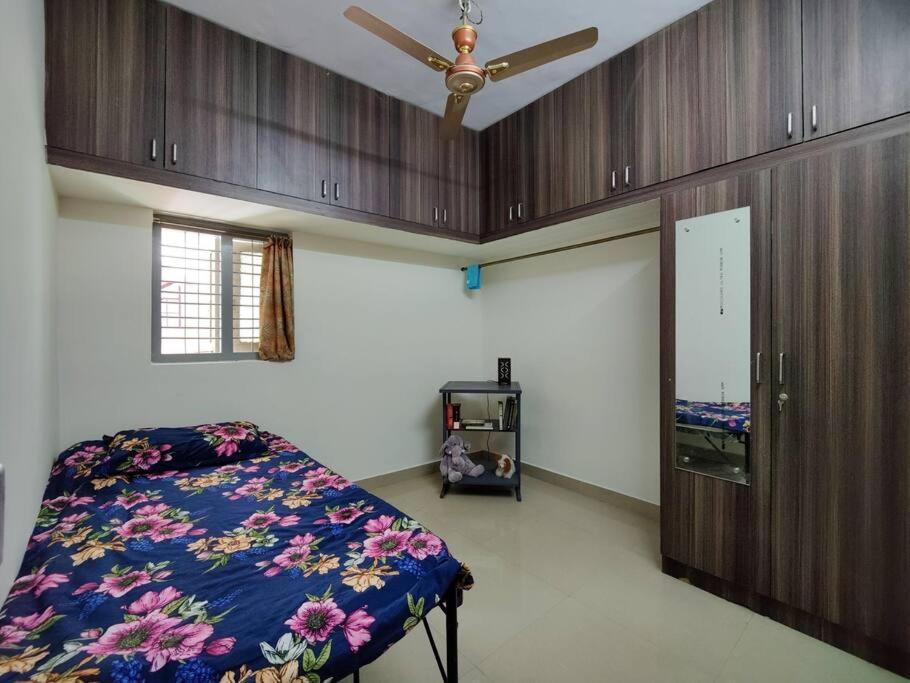 Comfy 2-Bedroom House In Sanjaynagar, Bengaluru Экстерьер фото