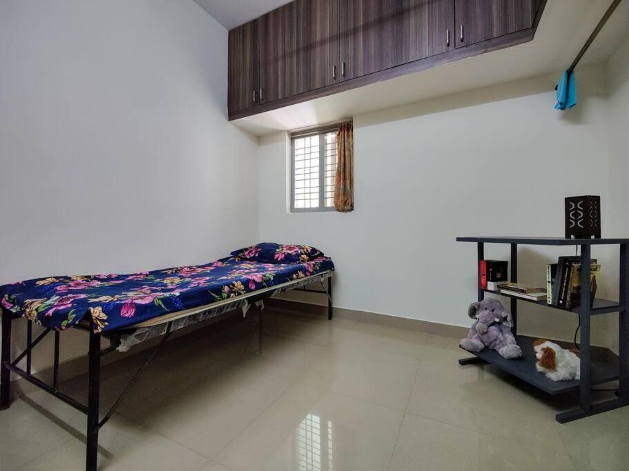 Comfy 2-Bedroom House In Sanjaynagar, Bengaluru Экстерьер фото